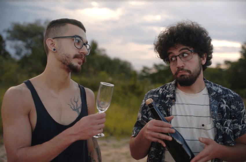  [Premiere] A Olívia comemora Ano Novo fora de época em vídeo para “Passar em Branco”