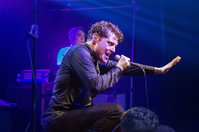 George Clarke (Deafheaven) no palco do Fabrique Club - Foto Por Beatriz Paulussen