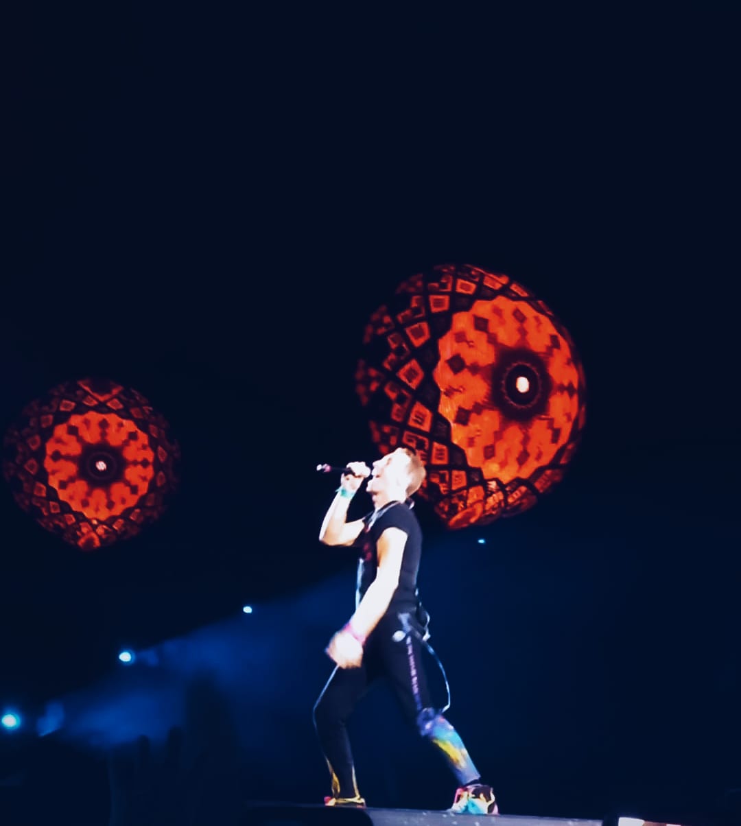 Chris Martin durante o show do Coldplay. - Foto Por Sarah Azevedo