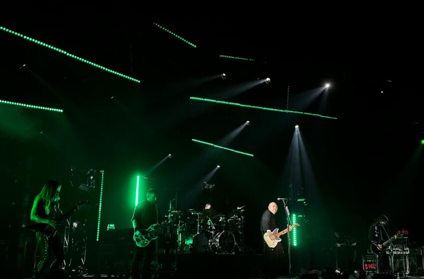  The Smashing Pumpkins emociona com direito a covers inesperados em show lotado em São Paulo