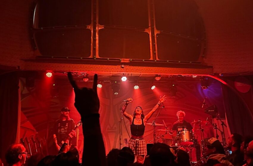 Karen Dió volta ao Brasil com show vibrante na Casa Rockambole e consolida nova etapa da carreira