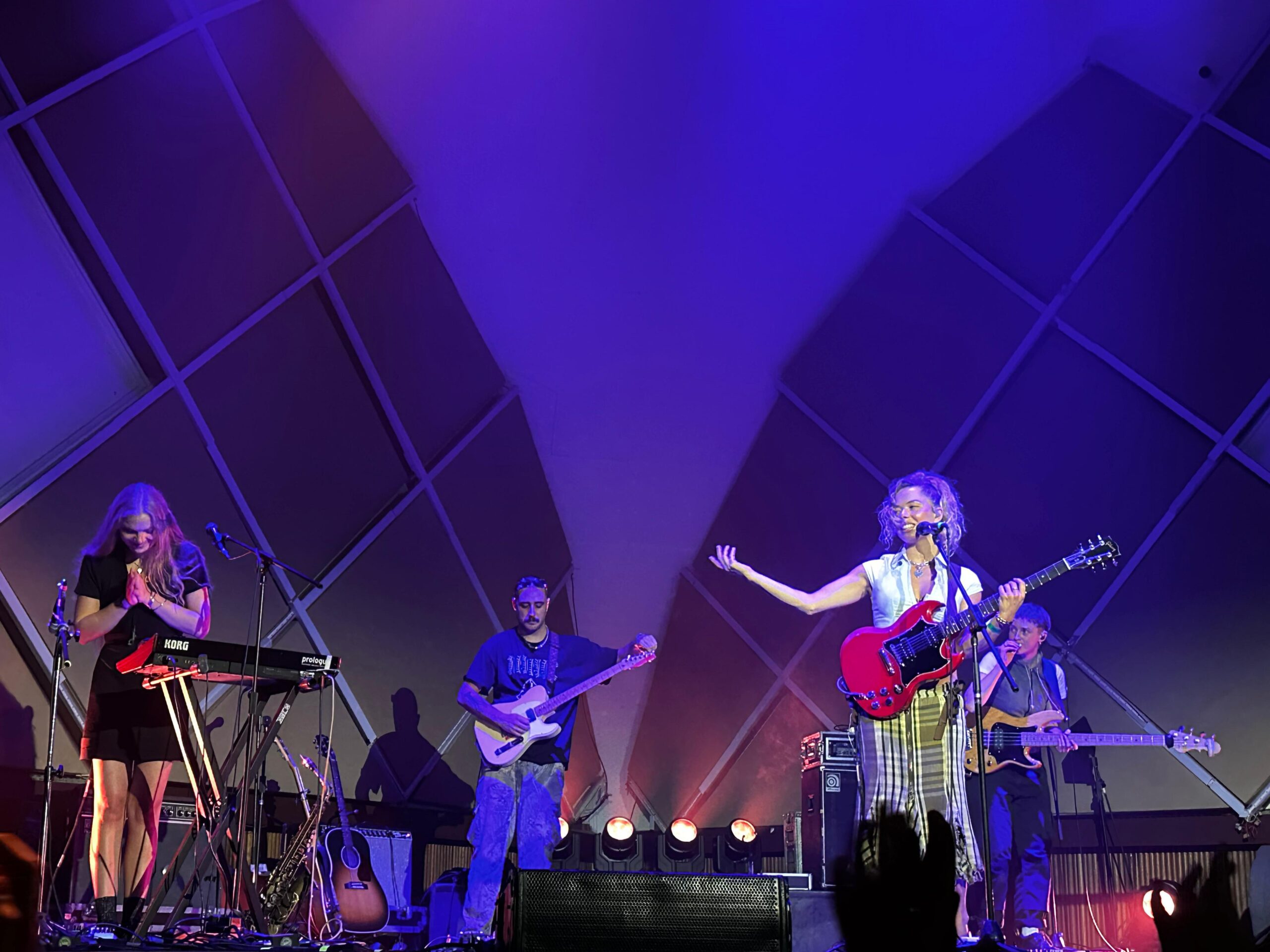 Nilüfer Yanya e saxofonista no Cine Joia (Brasil) - Foto Por Rafael Chioccarello (Hits Perdidos)