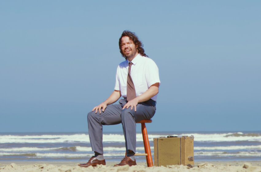  Canções que precisam de tempo para existir: a aposta de Teago Oliveira em “Canções do Velho Mundo”