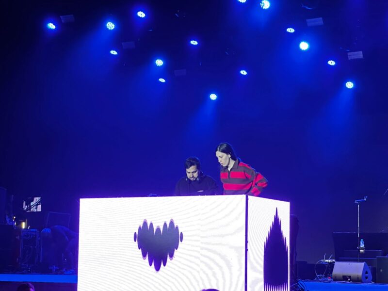 Nik Silva e Isadora Almeida, membros do Podcast Vamos Falar Sobre Música?, em DJ Set realizado antes do show do Weezer. - Foto Por: Rafael Chioccarello (Hits Perdidos)