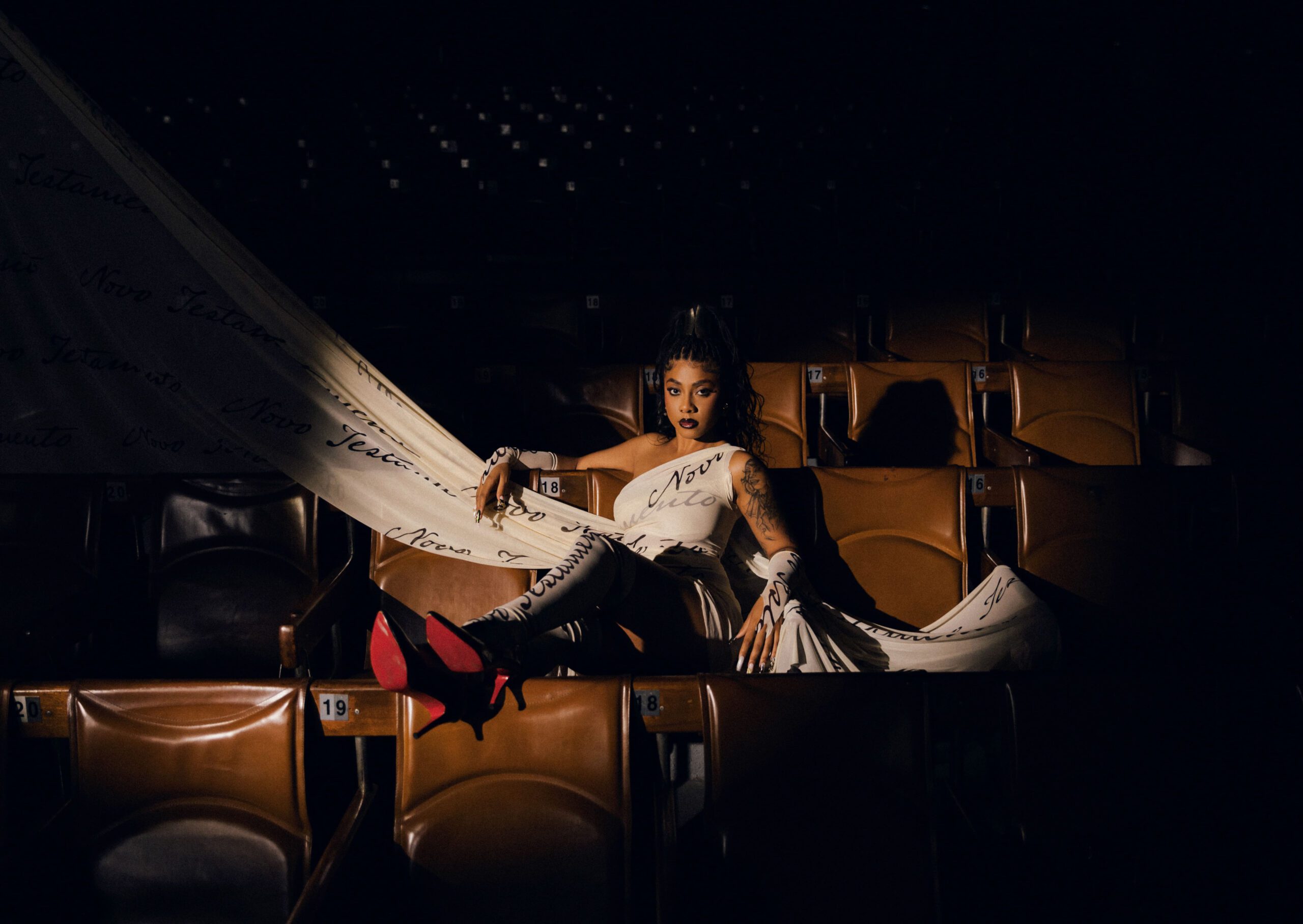 Os Melhores Clipes Independentes | Novembro (2025) - Ajuliacosta - Foto por Fernanda Corre Rua