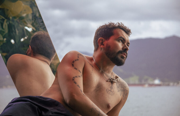 Entre oceanos e referências, Bemti encontra sua forma de fazer pop em “Adeus Atlântico”