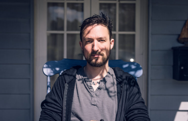 Frank Turner revisita sua história no punk rock antes da estreia no Brasil em 2026