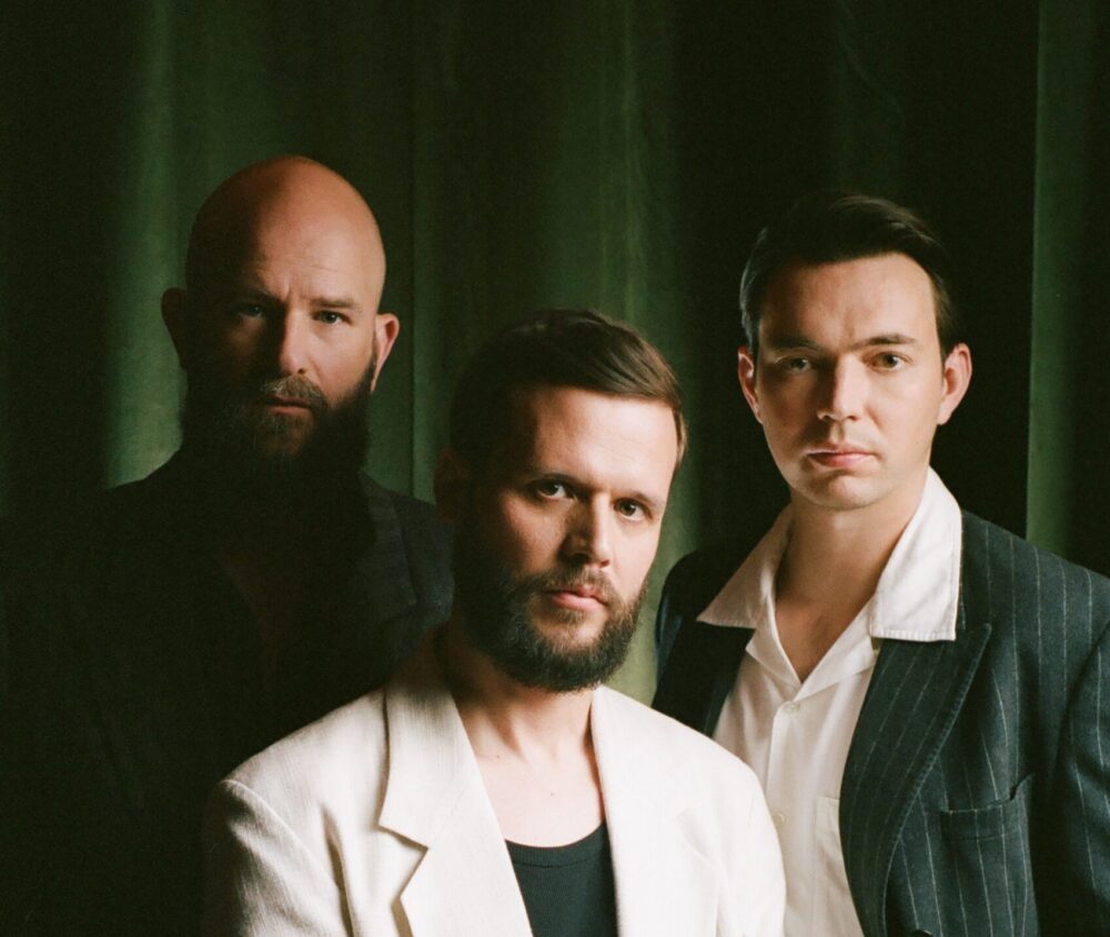White Lies fala sobre Night Light, influências dos anos 70 e lembranças inesquecíveis do Brasil