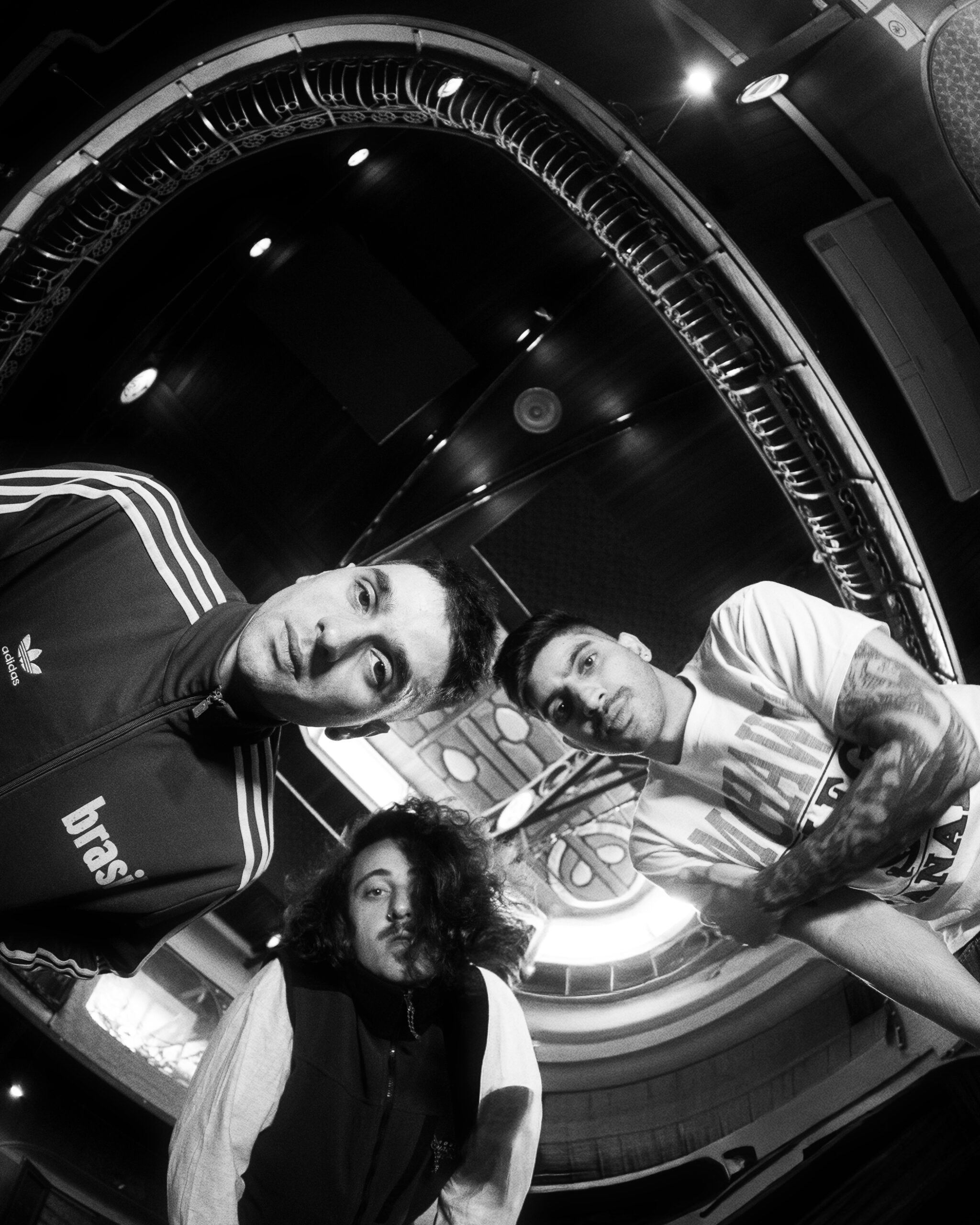 Banda Clarea em nova fase como trio durante entrevista ao Hits Perdidos