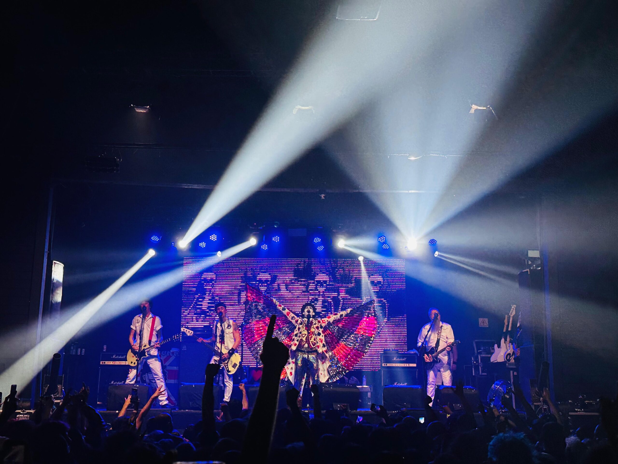 Monkey surge com capa em formato de asas de borboleta, reforçando o caráter teatral e lúdico do show do The Adicts no Carioca Club. - Foto por: Rafael Chioccarello (Hits Perdidos)