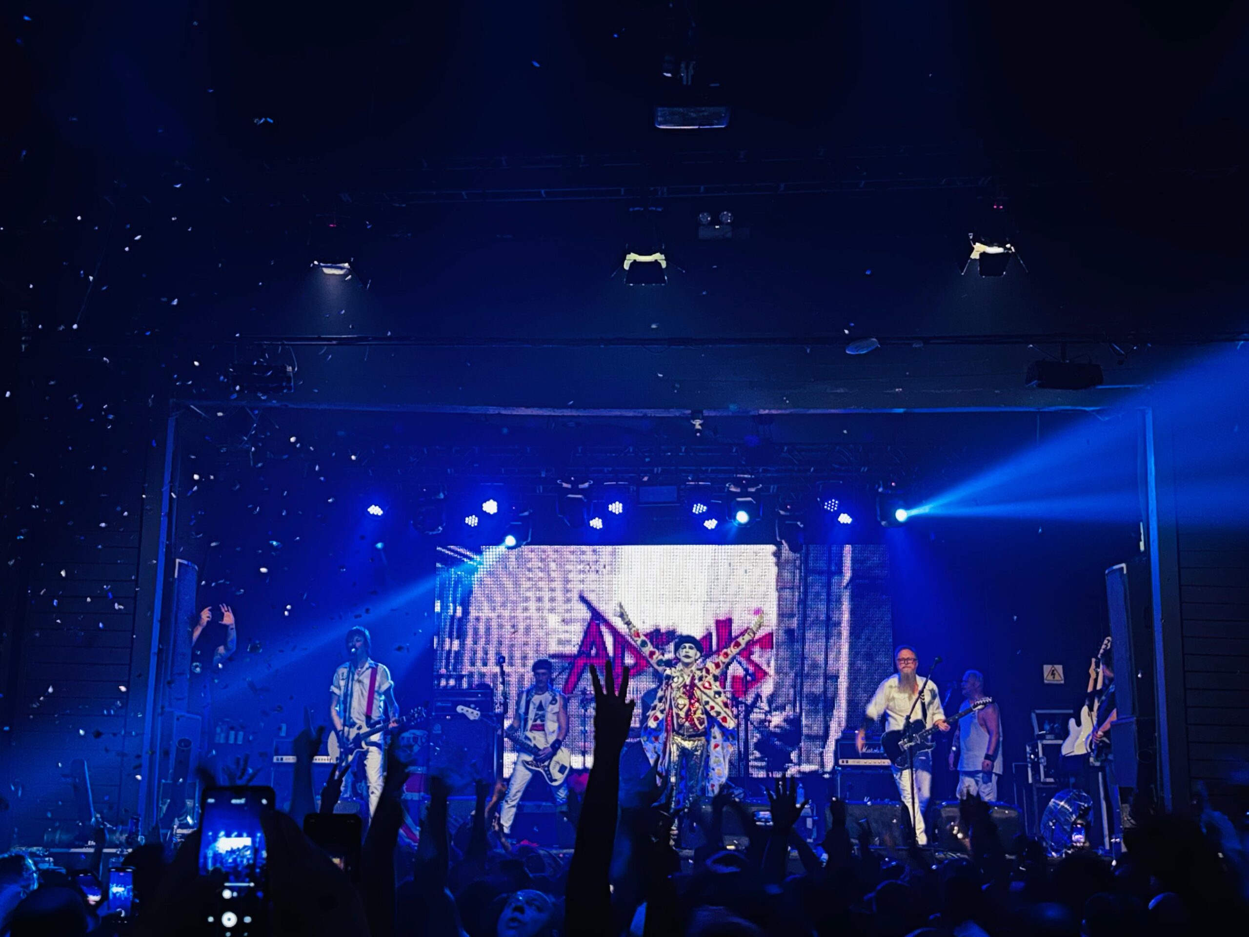Com asas de borboleta, Monkey transforma a entrada em um dos momentos mais marcantes do show do The Adicts em São Paulo