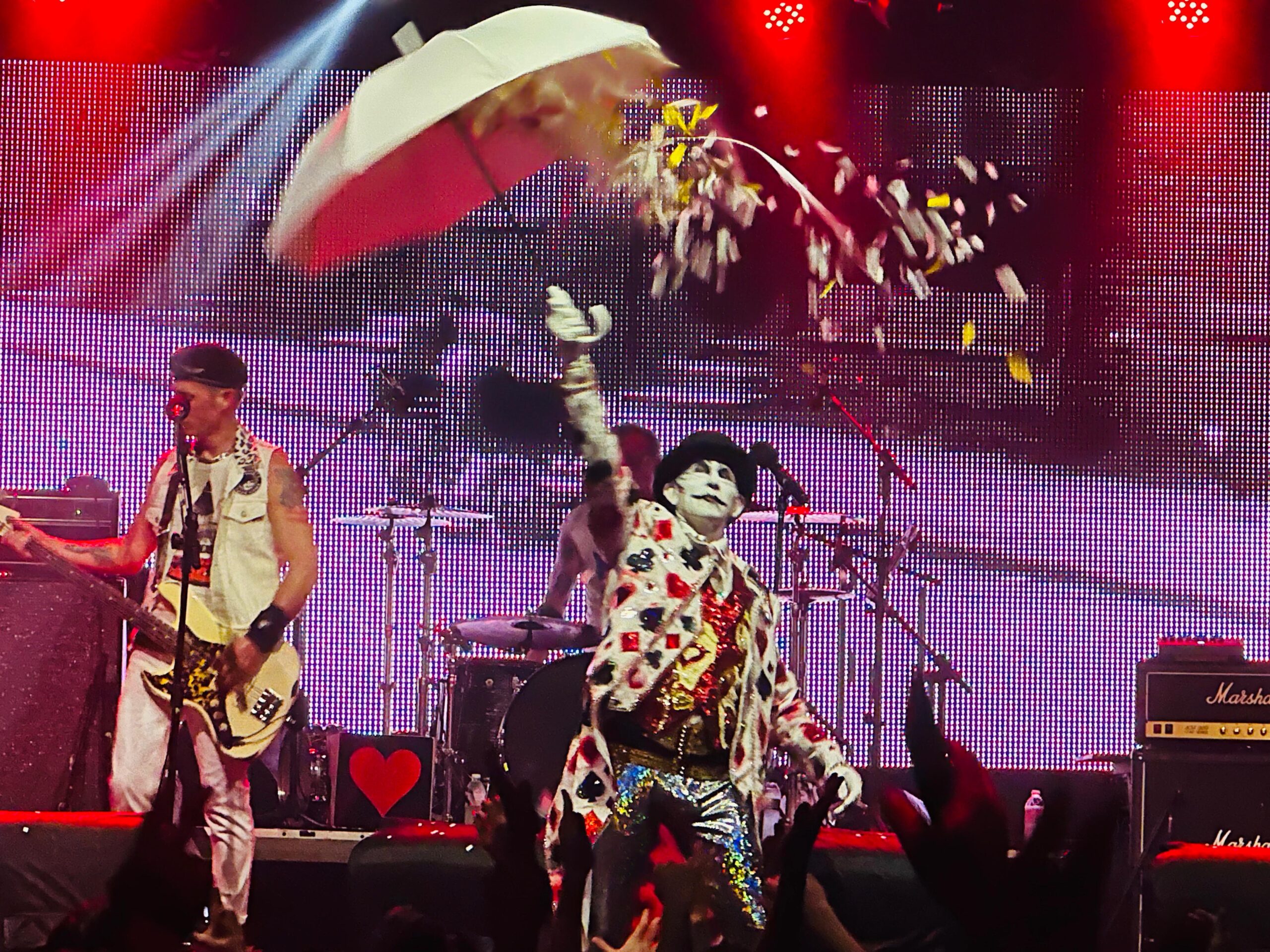 Com serpentinas saindo do guarda-chuva, o show do The Adicts ganha mais um elemento do seu universo circense