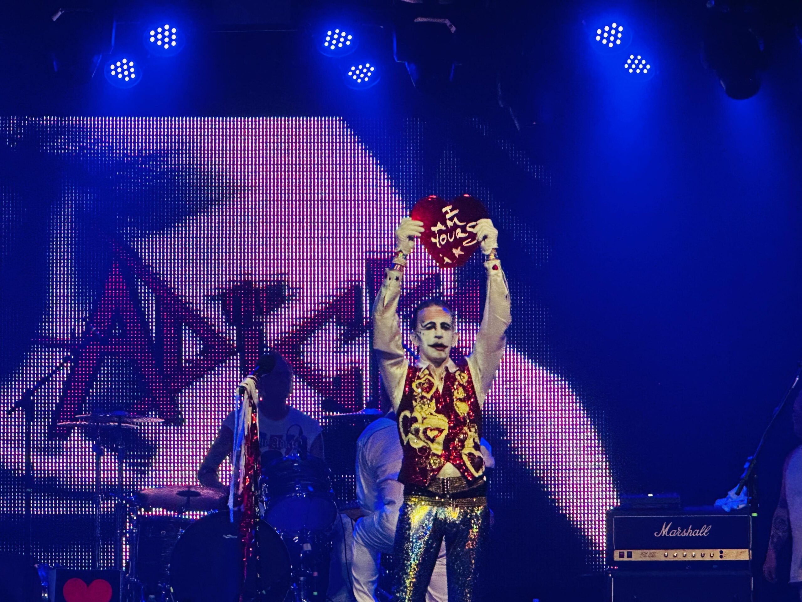 Em “I Am Yours”, Monkey desacelera o espetáculo e cria um dos momentos mais íntimos do show do The Adicts, reforçando a conexão com o público no Carioca Club