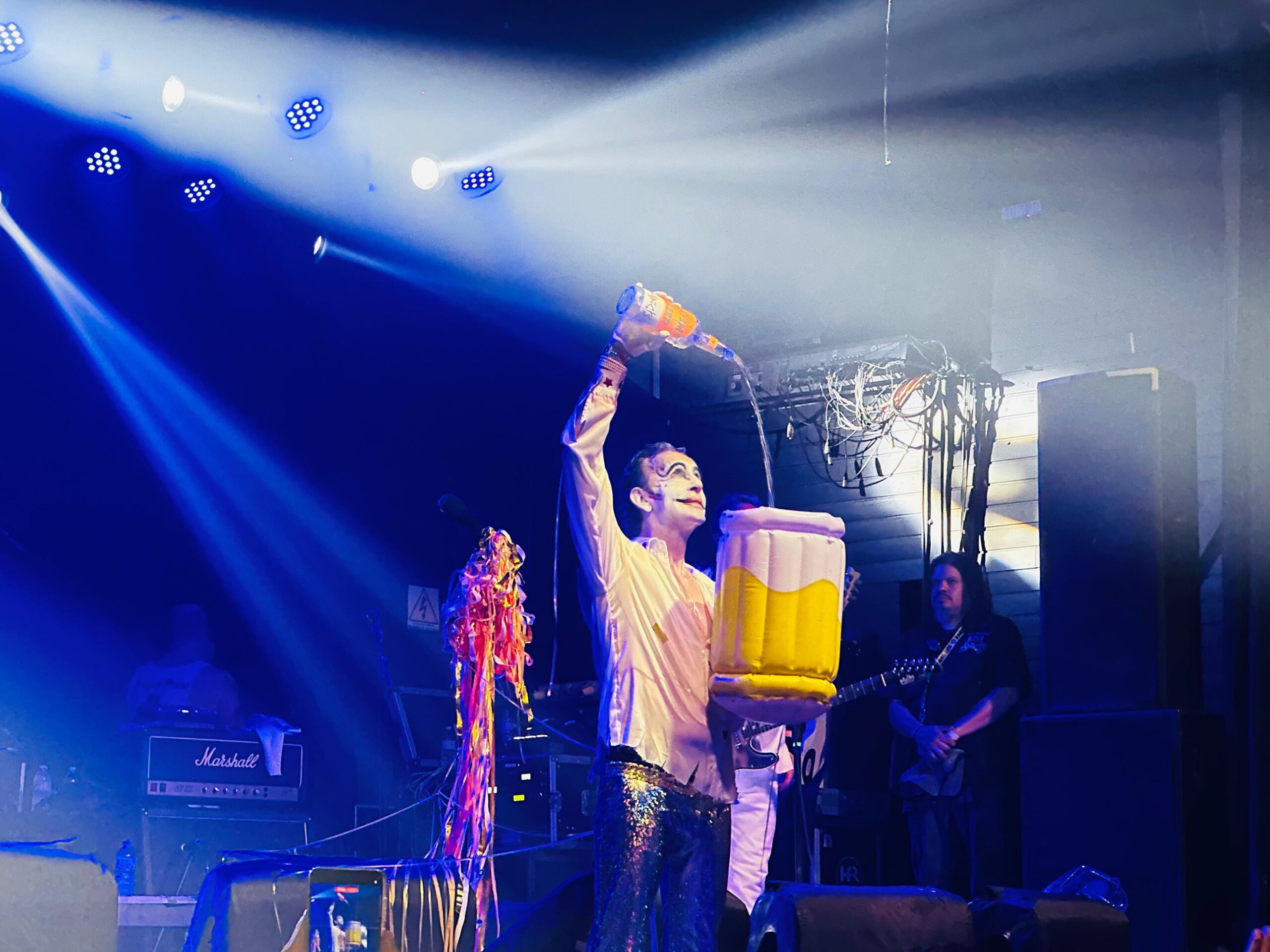 Interação direta com o público marca momentos icônicos do show, como em “Who Split My Beer?”