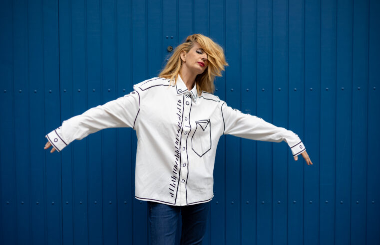 Letrux lança “SadSexySillySongs” e aposta em leveza e liberdade criativa