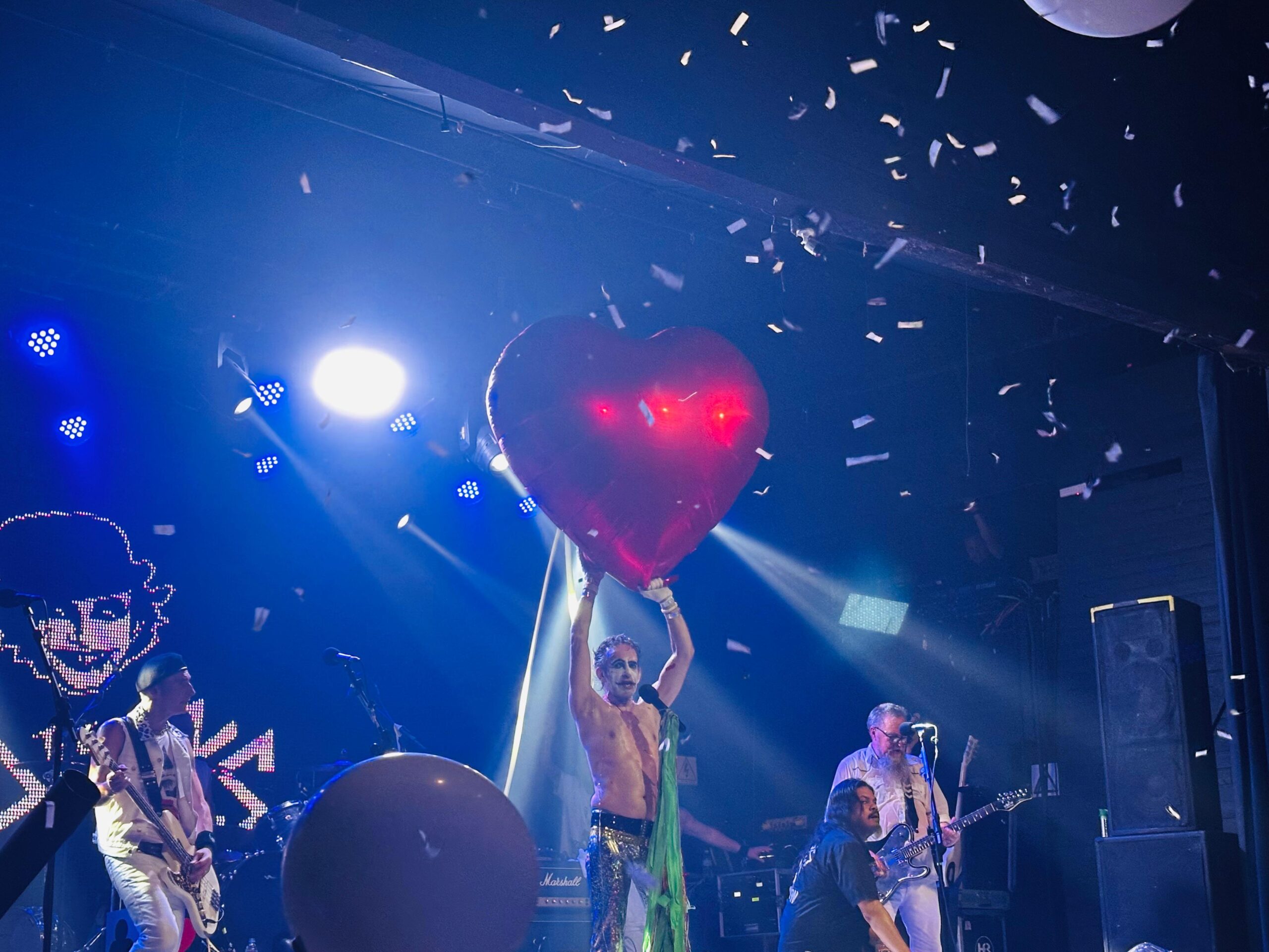 Mesmo nos momentos mais melódicos, o The Adicts mantém a conexão intensa com o público