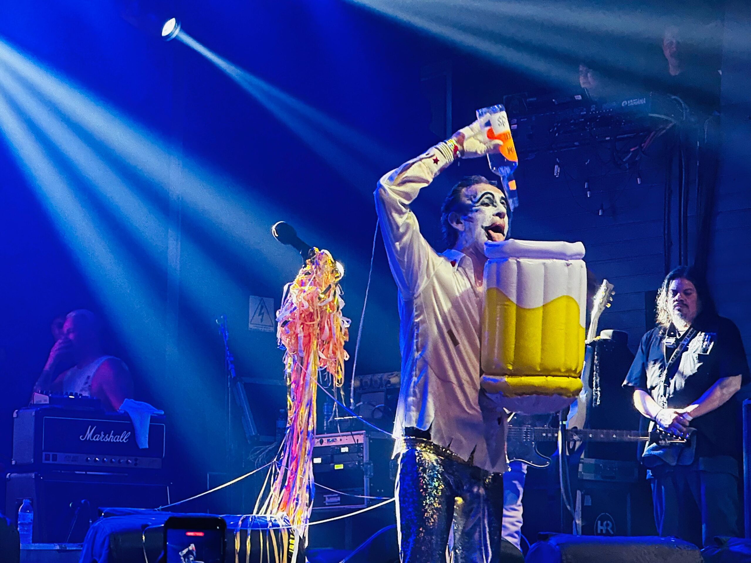 Monkey viveu momento de garçom durante “Who Split My Beer?” 