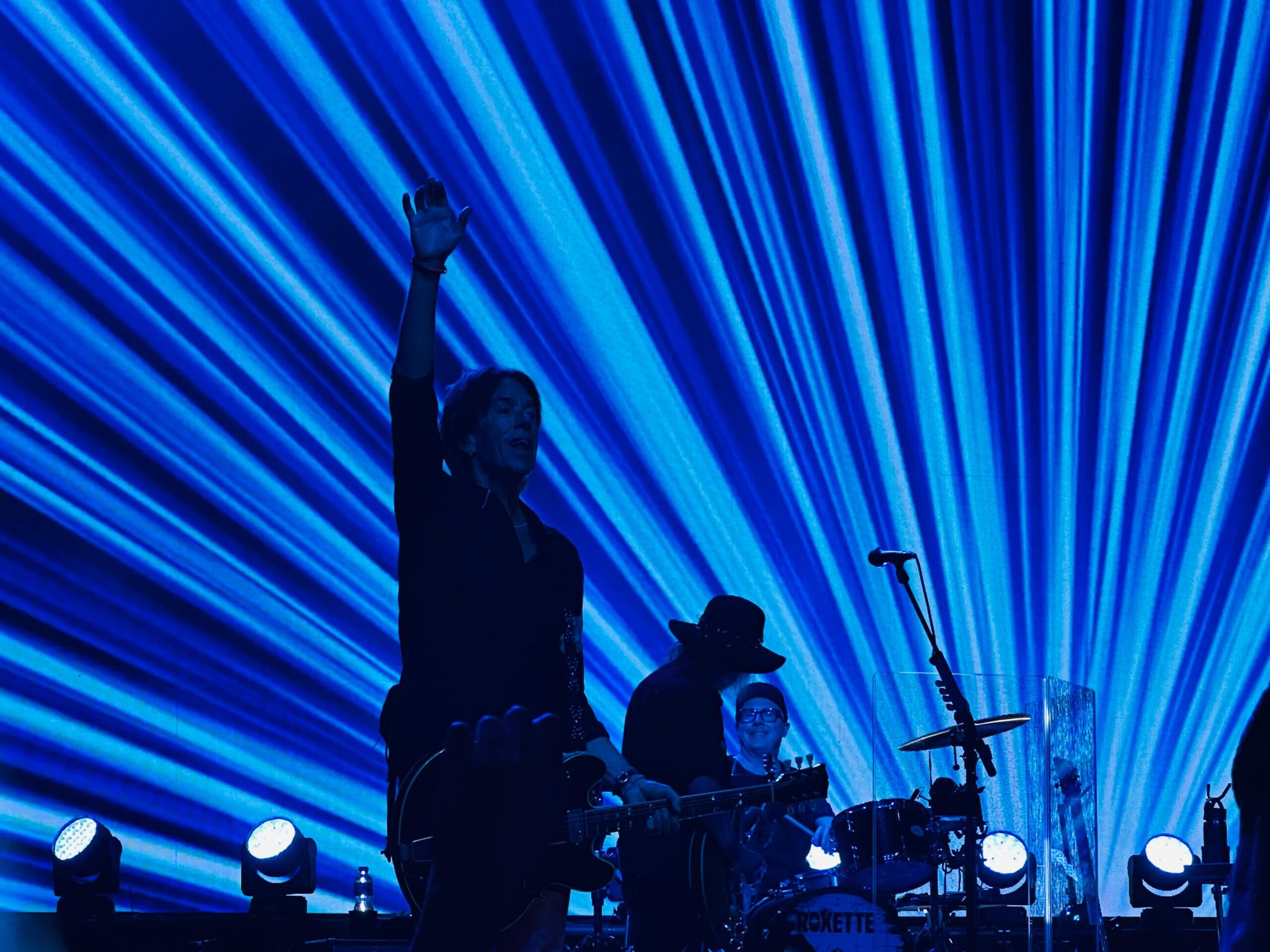 Per Gessle toca guitarra durante show do Roxette em São Paulo em 2026