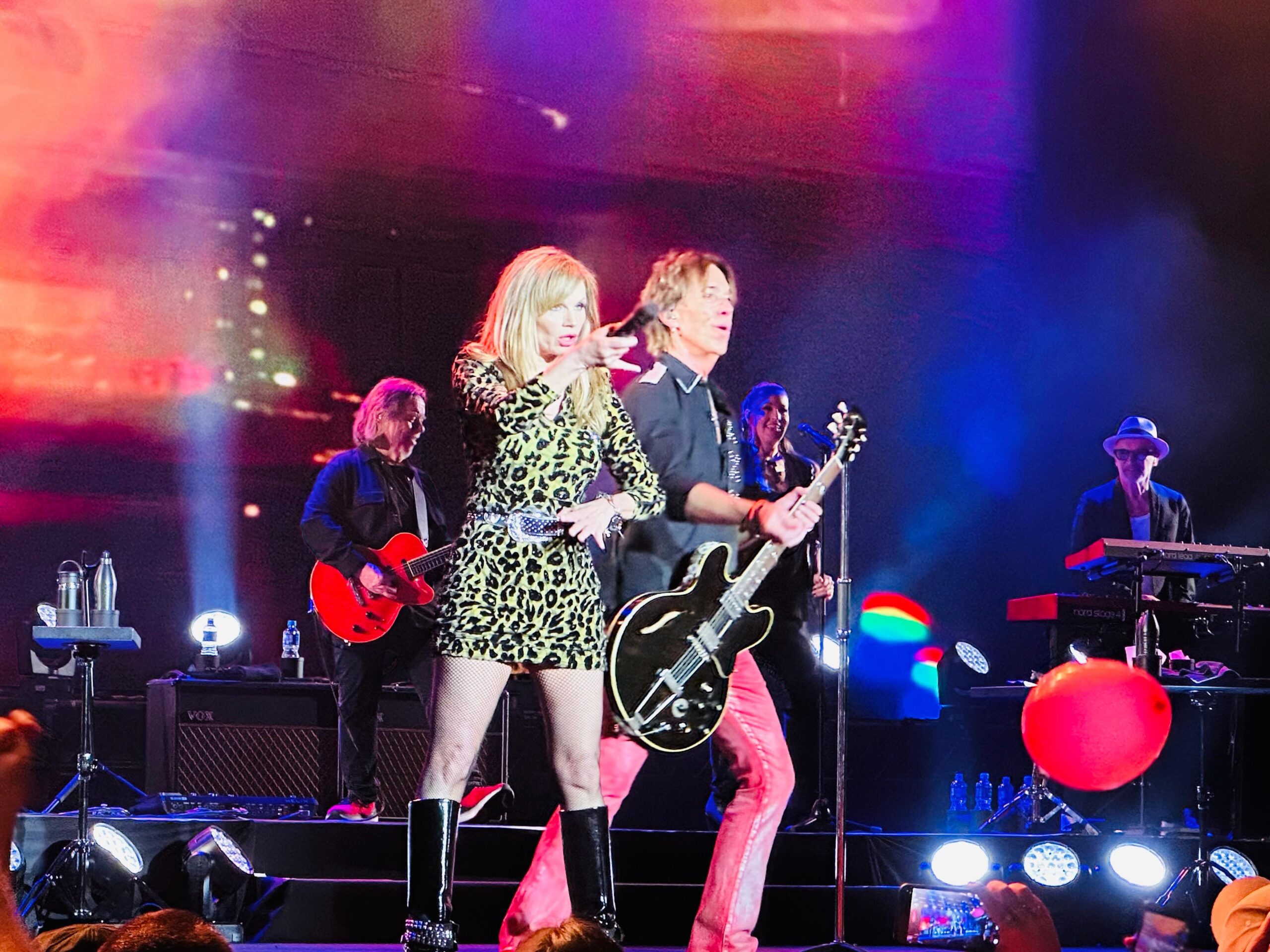 Lena Philipsson aponta o microfone para o público ao lado de Per Gessle durante show do Roxette em São Paulo em 2026