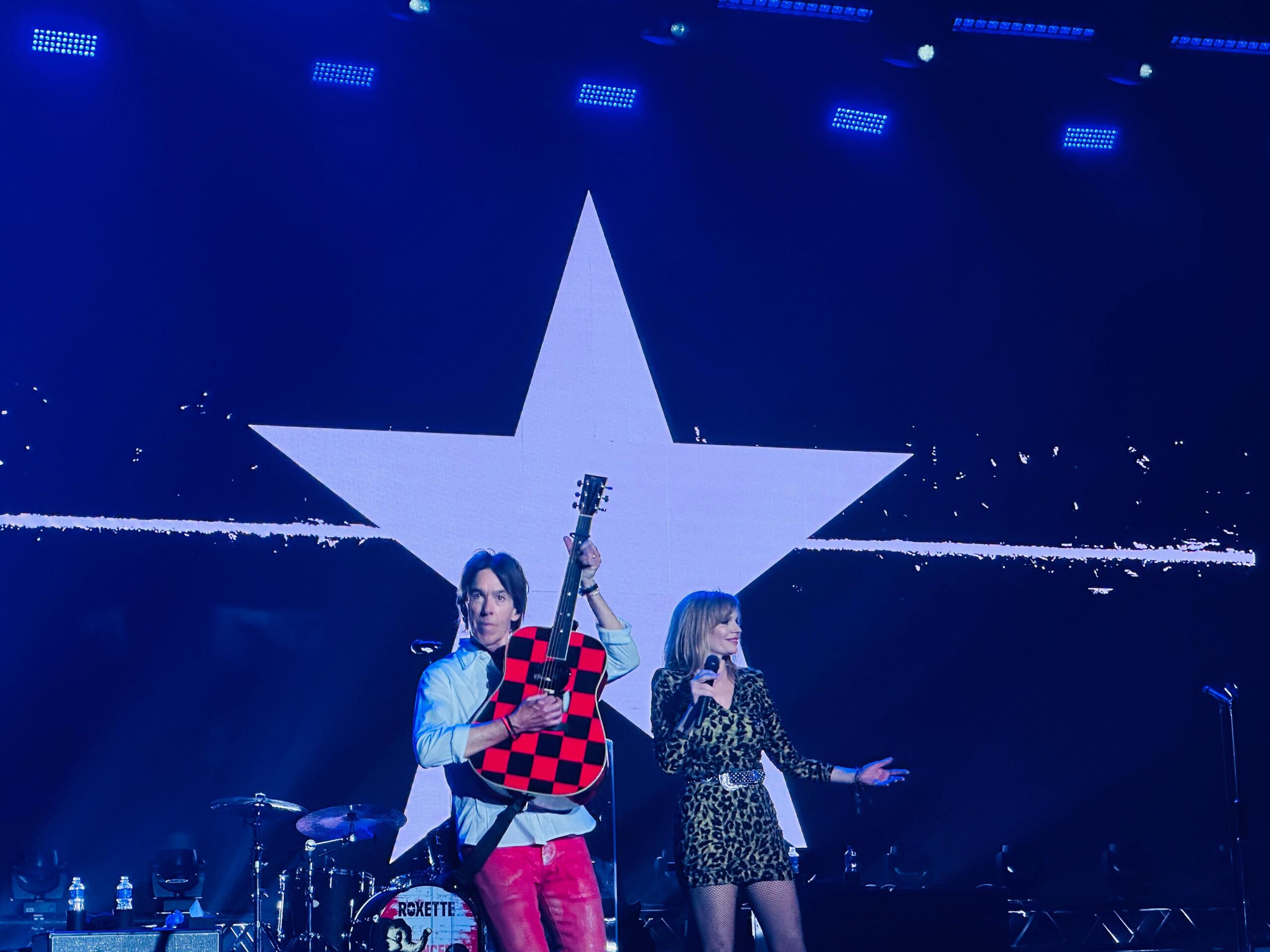 Per Gessle e Lena Philipsson apresentam "Spending My Time" em versão acústica durante show em São Paulo em 2026