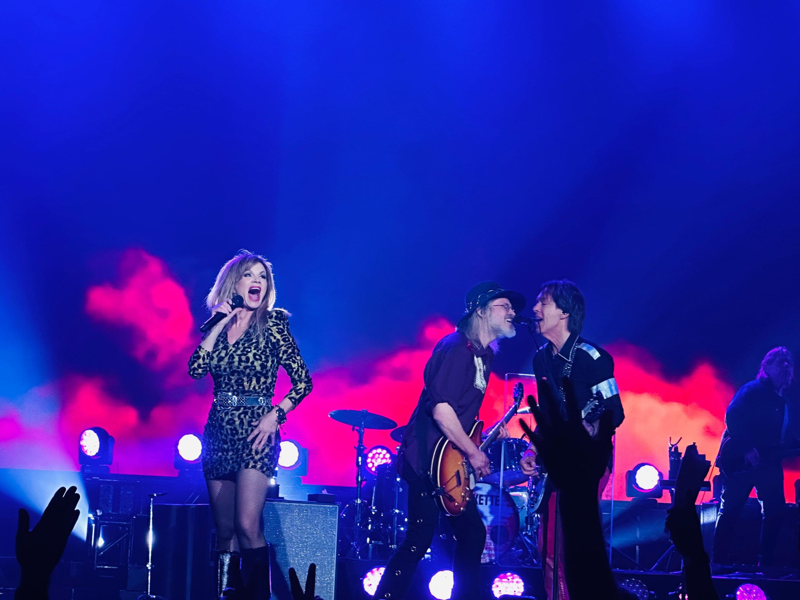 Lena Philipsson interpreta música em homenagem a Marie Fredriksson durante show do Roxette