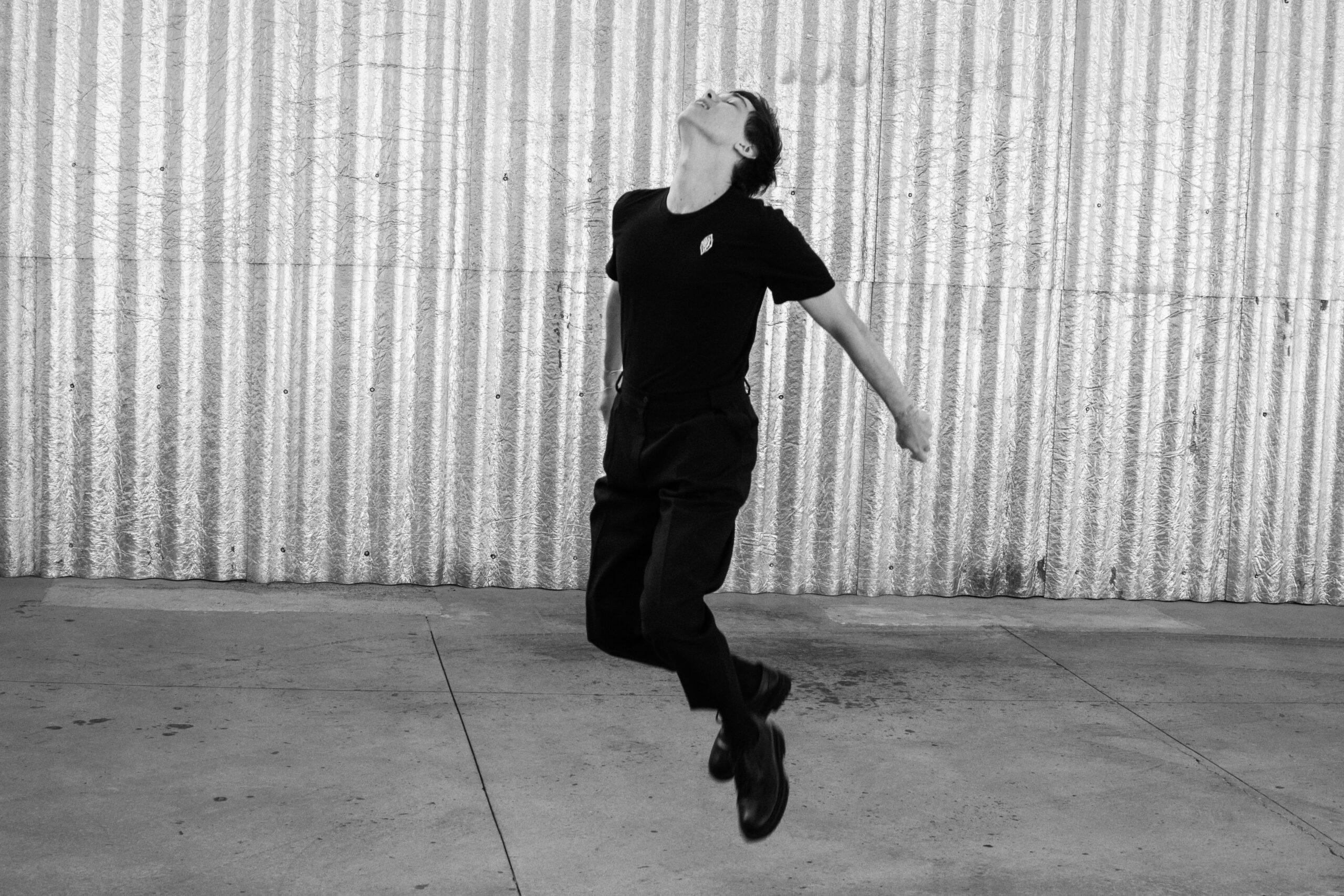 Vitor Araújo tocando piano com a Metropole Orkest durante apresentação do álbum TORÓ no Holland Festival