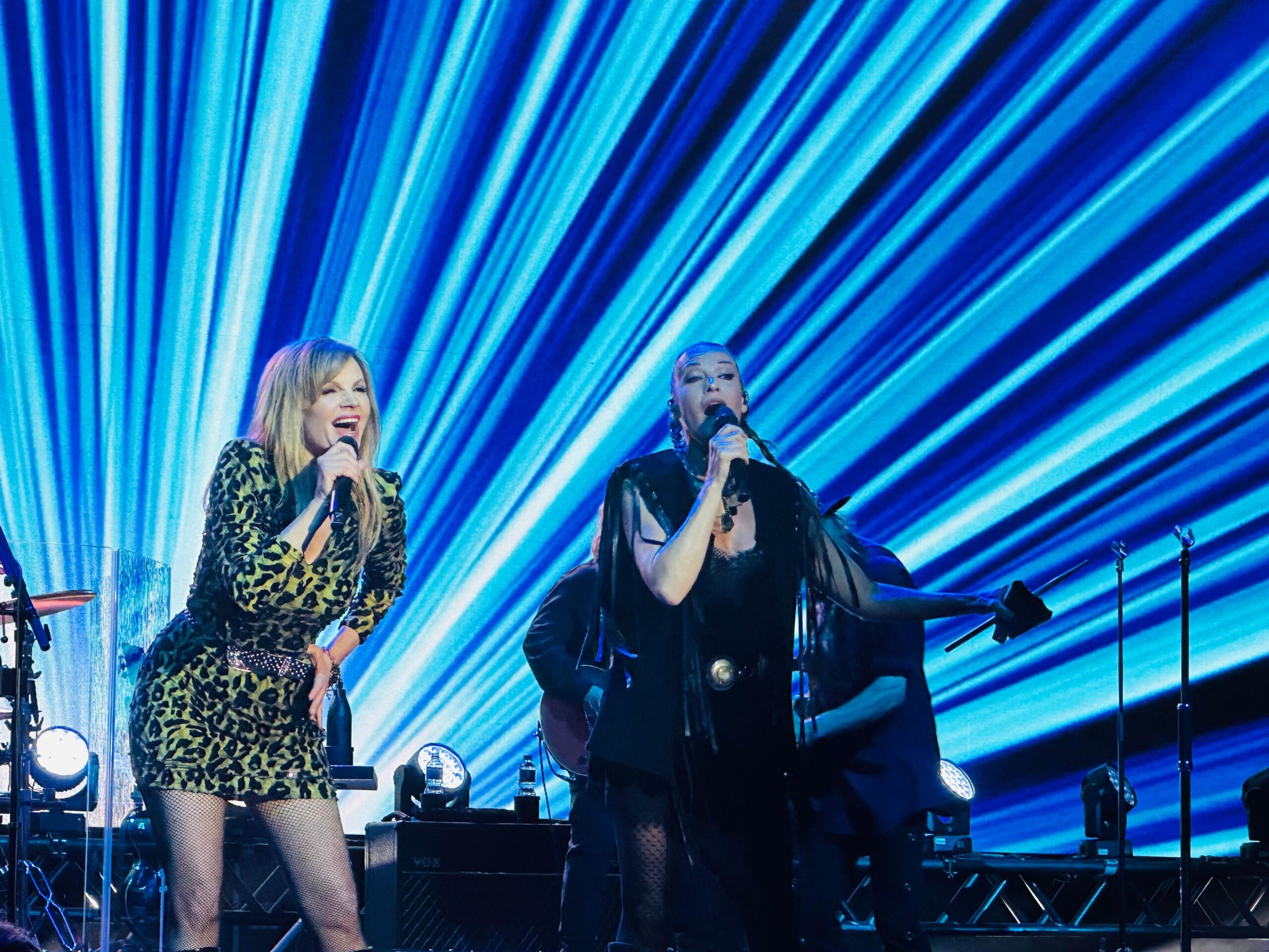 Lena Philipsson se apresenta com backing vocals no palco durante show do Roxette