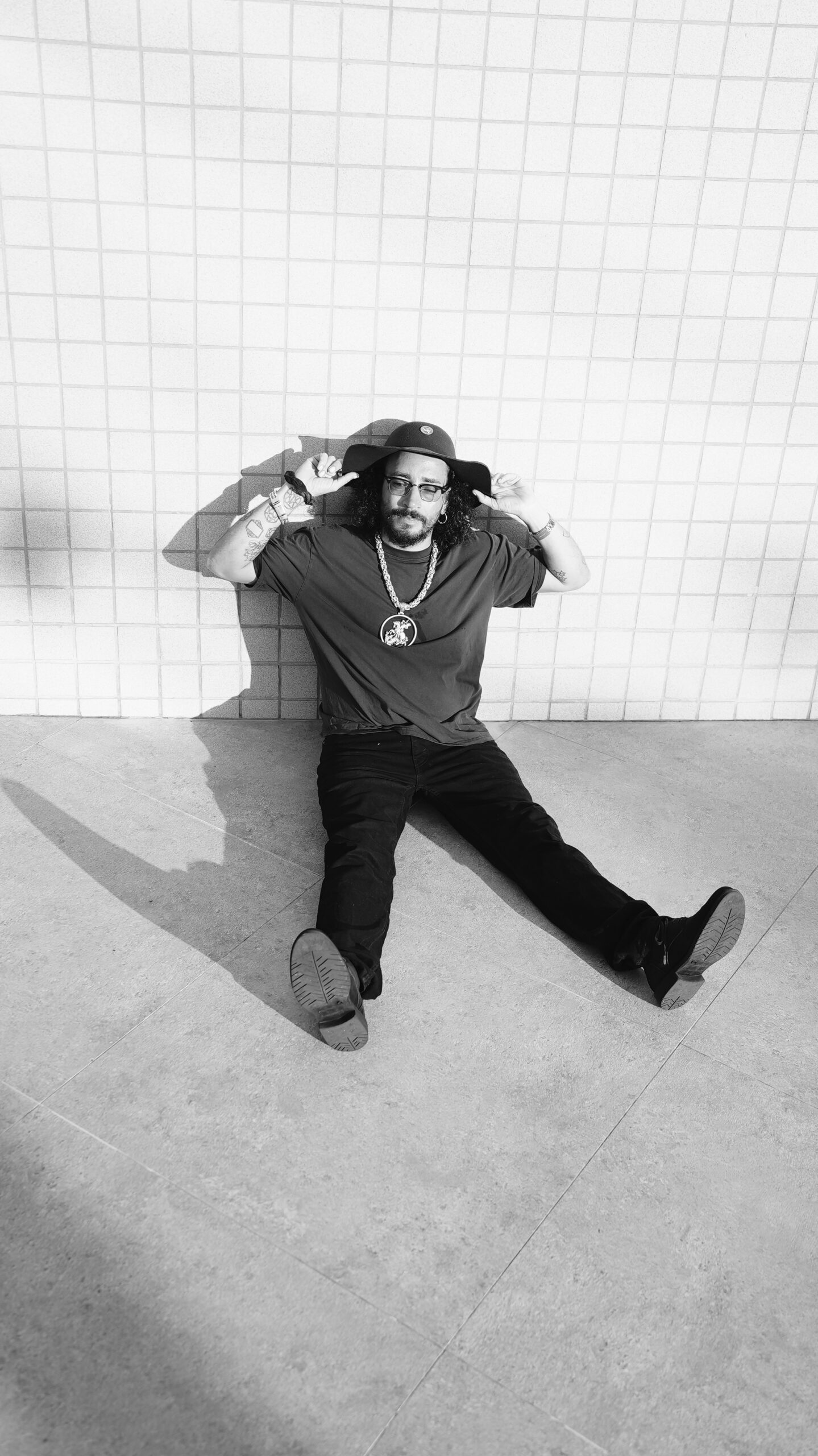 FBC em foto promocional divulgando o álbum TAMBORES, CAFEZAIS, FUZIS, GUARANÁS E OUTRAS BRASILIDADES