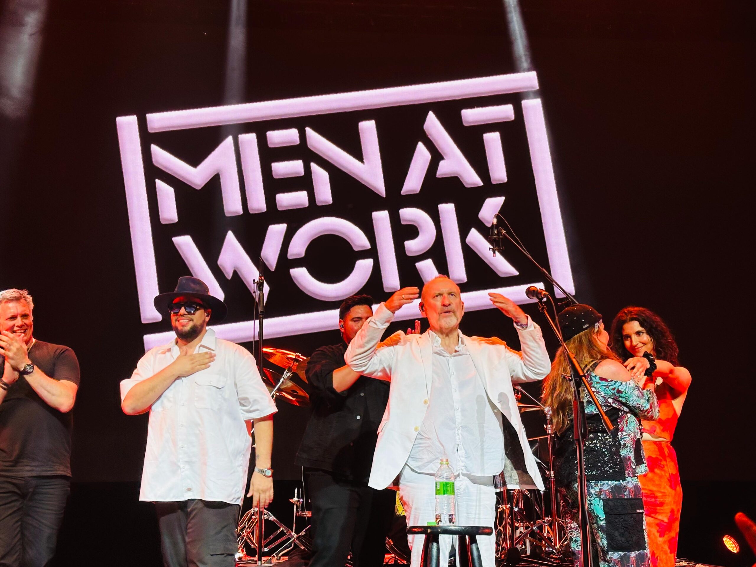 Integrantes do Men At Work se apresentam no palco do Vibra São Paulo durante turnê no Brasil