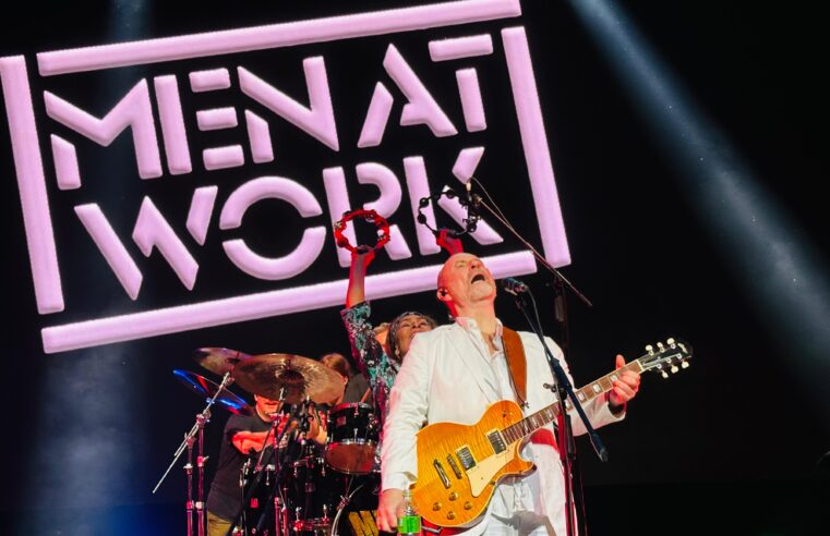 Men At Work revive hits dos anos 1980 em show no Brasil marcado por nostalgia e estranhamento