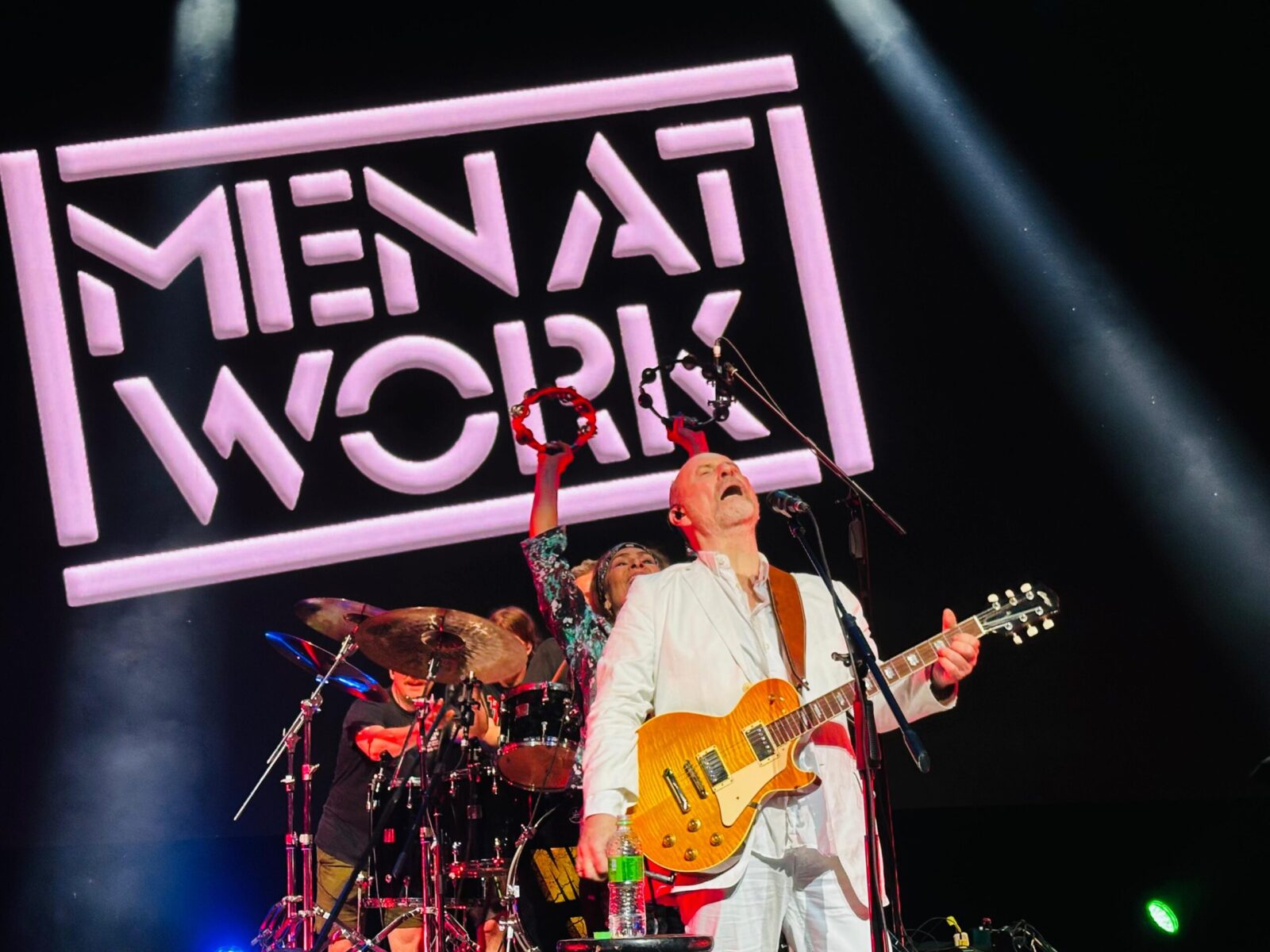 Men At Work revive hits dos anos 1980 em show no Brasil marcado por nostalgia e estranhamento