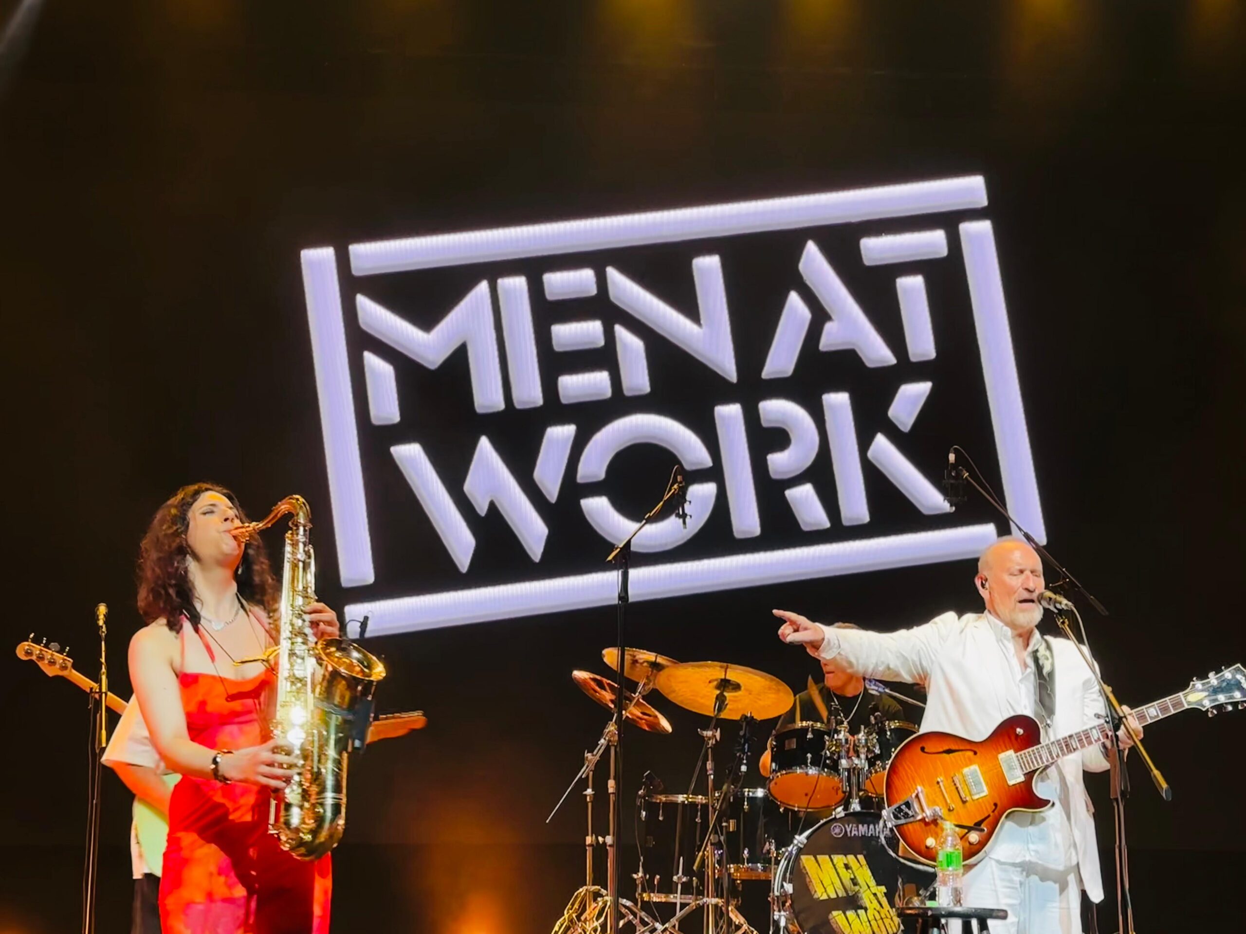 Saxofonista brilha show do Men At Work no Vibra São Paulo em 2026