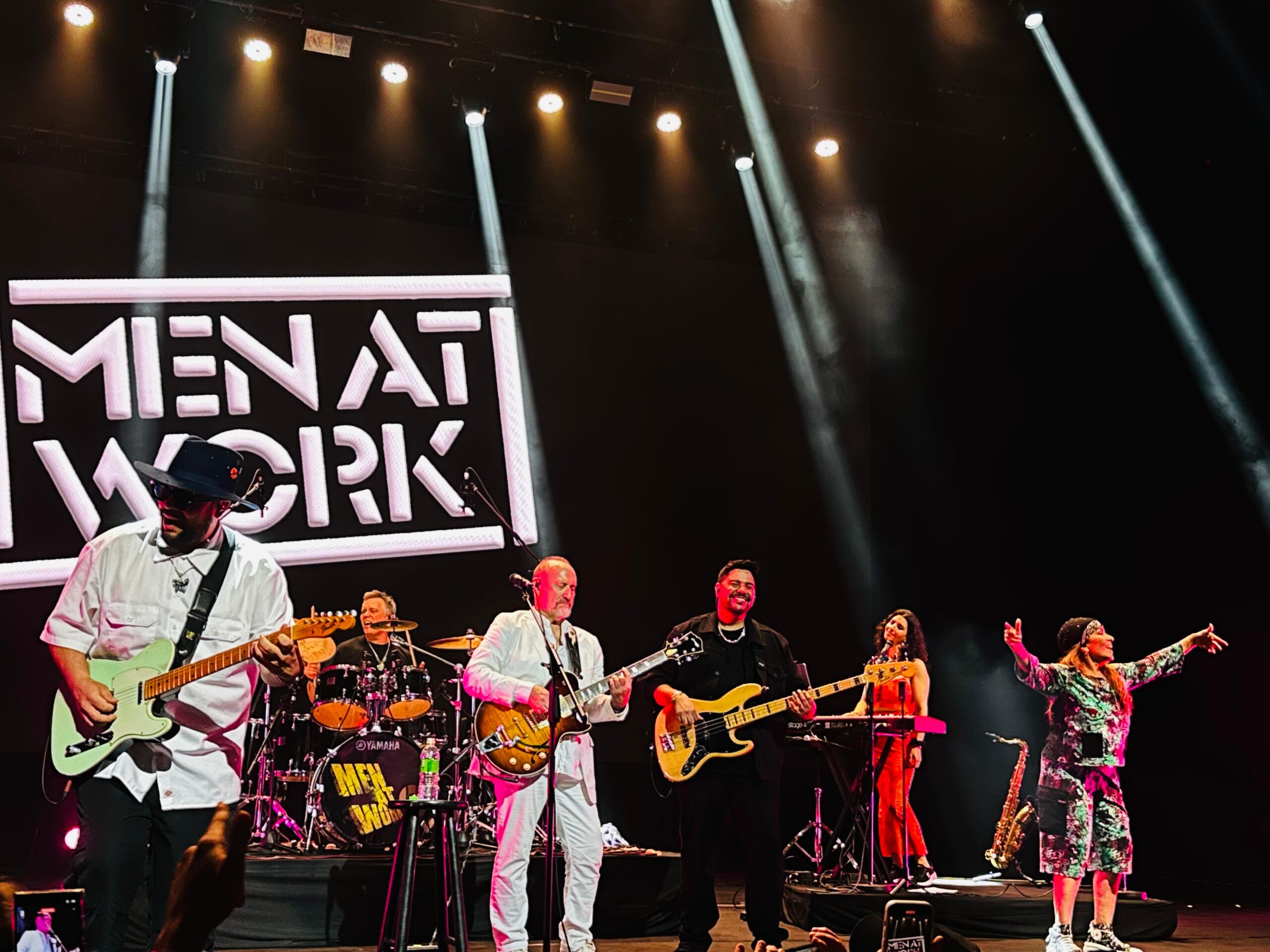 Integrantes do Men At Work se apresentam no palco do Vibra São Paulo durante show da turnê brasileira em 2026