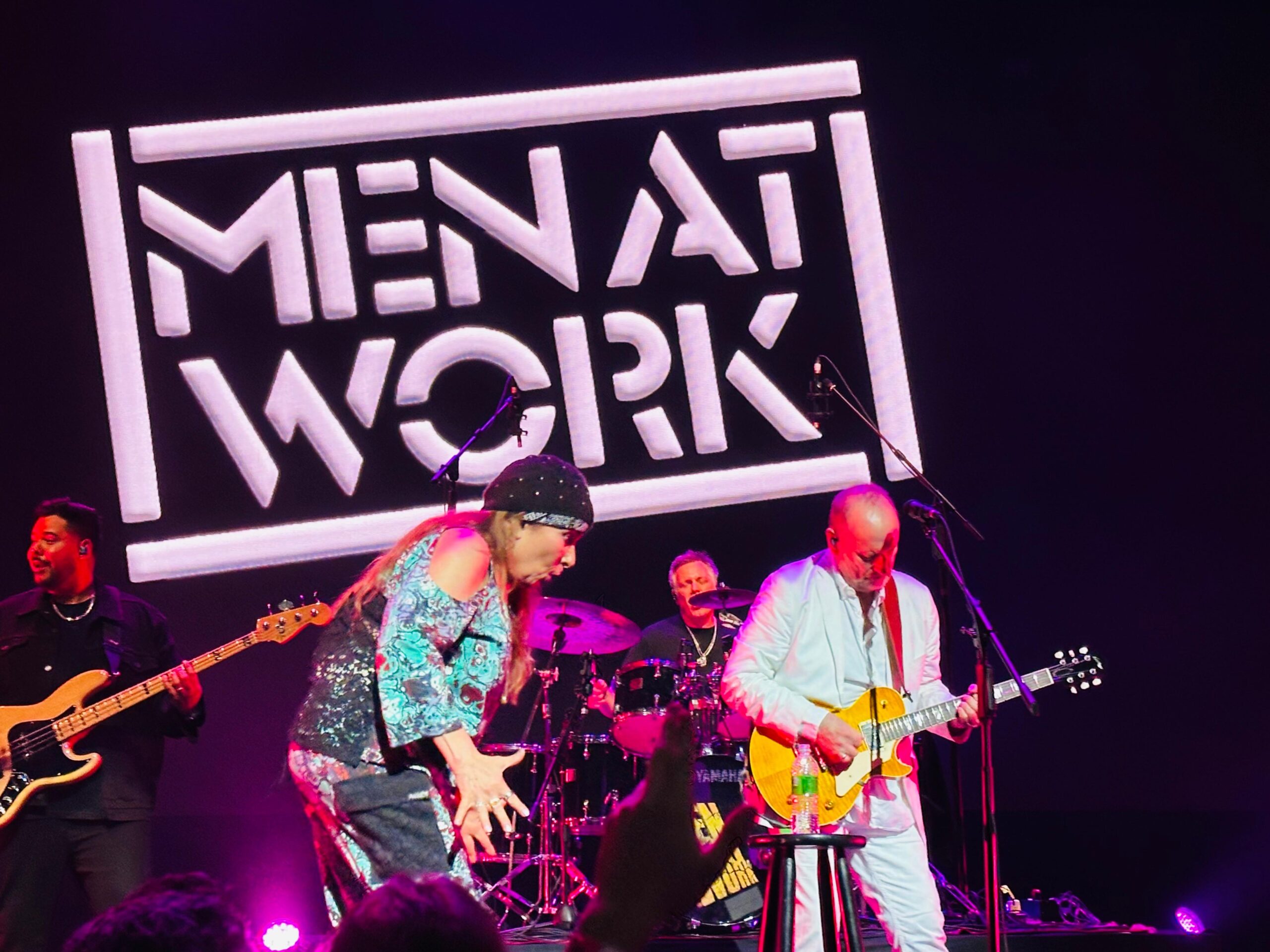 Cecilia Noël dança e interage com o público durante apresentação do Men At Work no Vibra São Paulo