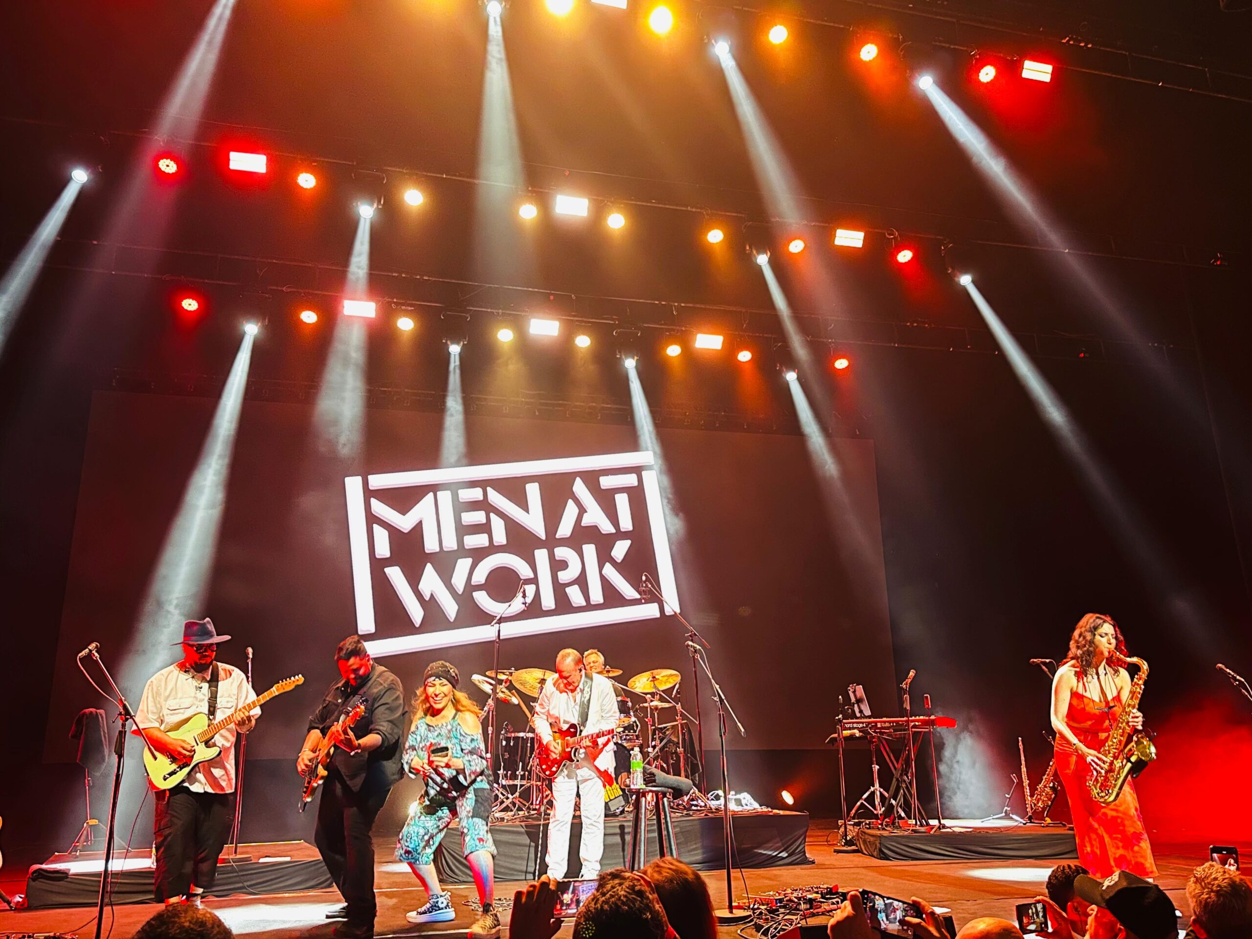 Integrantes do Men At Work interagem com o público durante performance de “Down Under” em São Paulo
