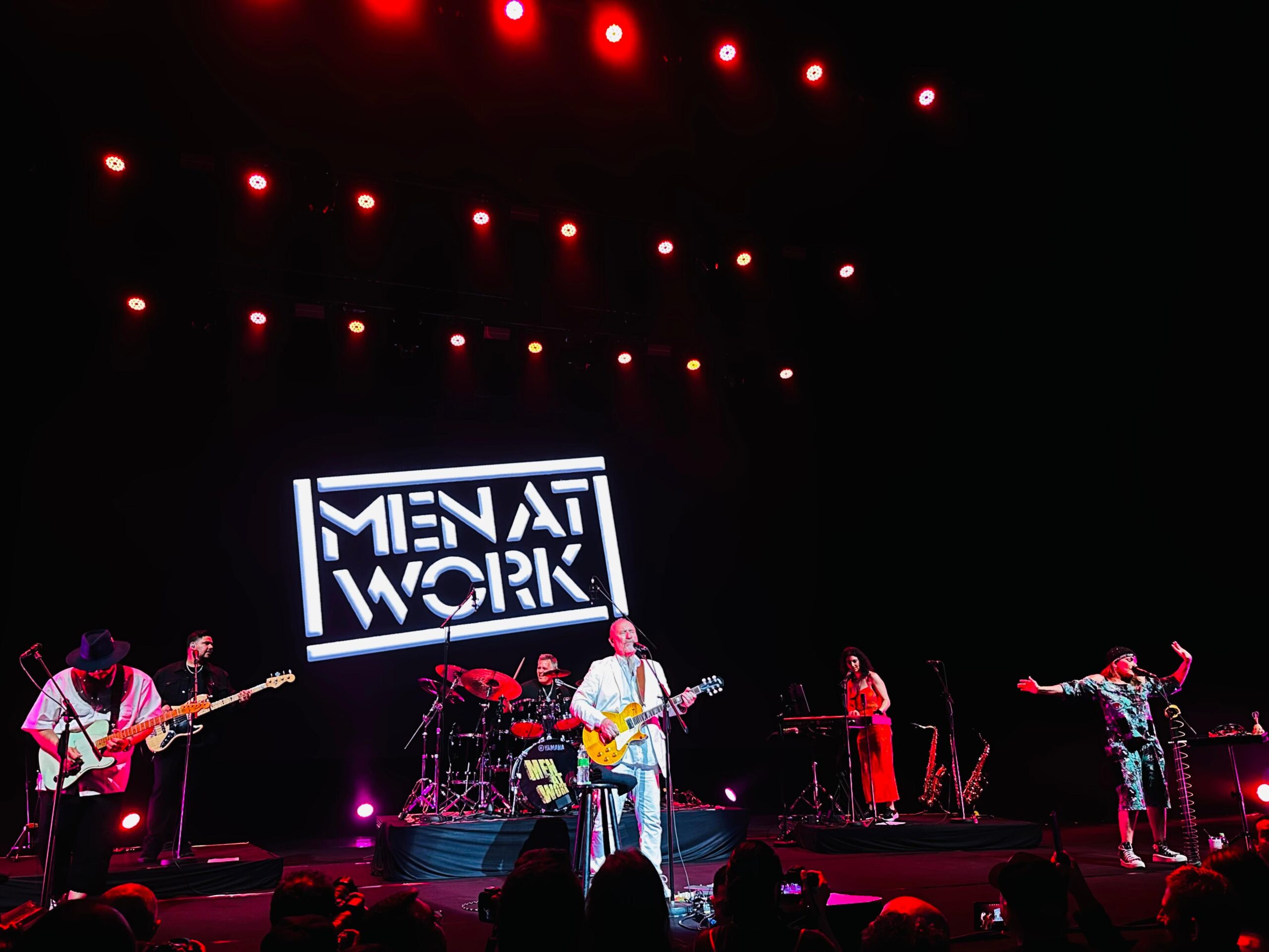 Integrantes do Men At Work se apresentam no palco do Vibra São Paulo durante turnê no Brasil