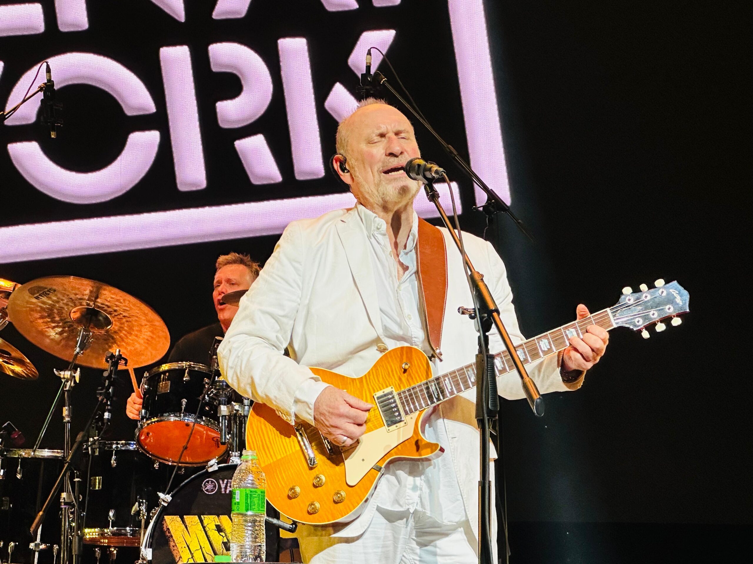 Close de Colin Hay durante show do Men At Work no Vibra São Paulo em 2026