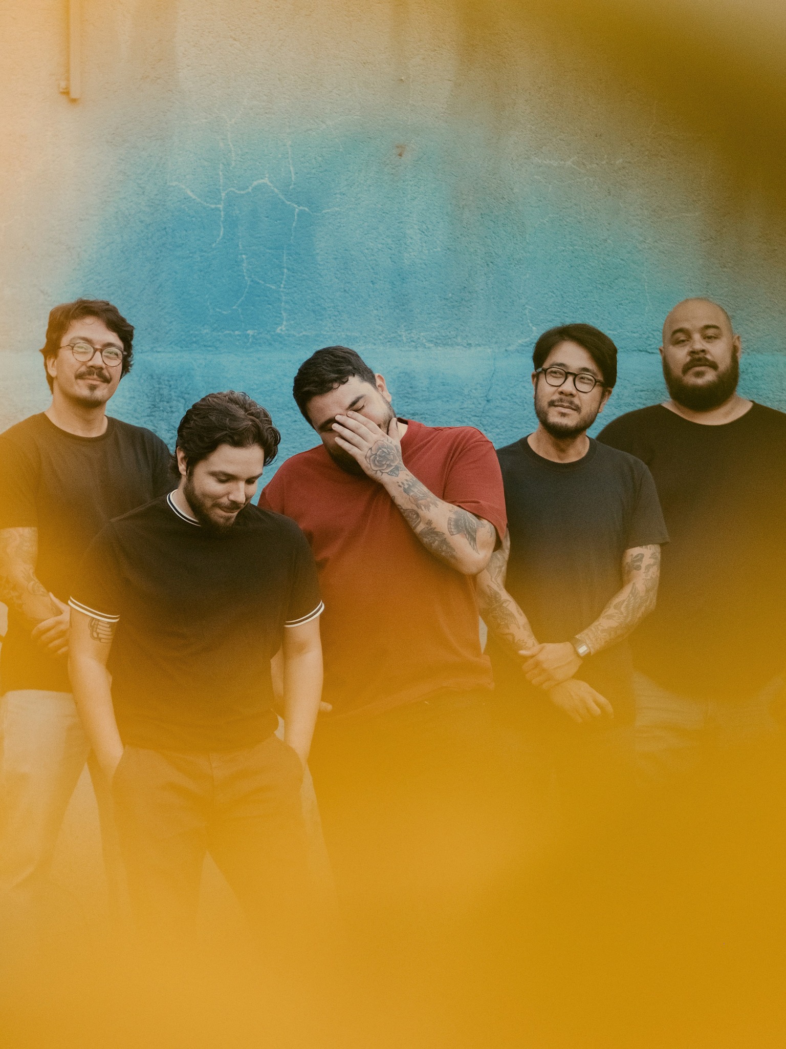Integrantes da banda Metade de Mim reunidos em foto promocional do álbum “Acidentes”
